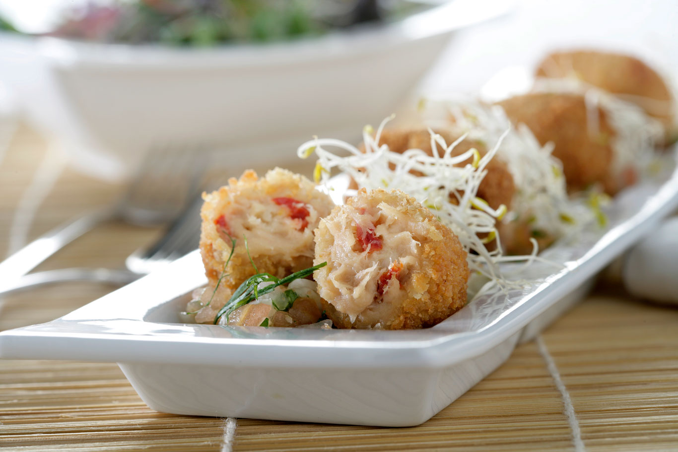Croquetas de atun con picadillo de tomate y brotes de alfalfa