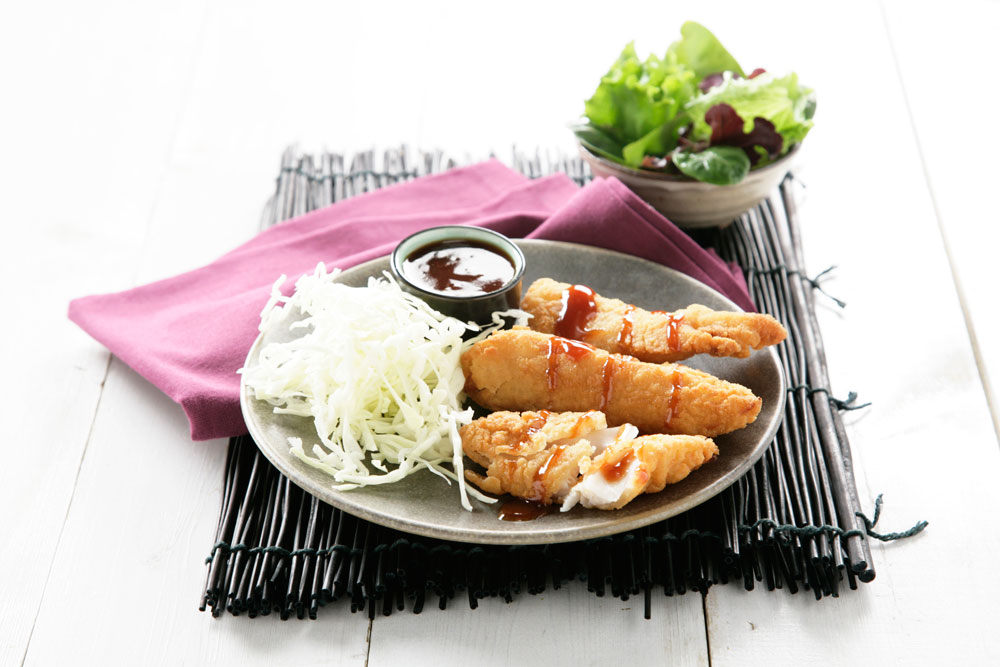 Filetes de gallo empanado con salsa tonkatsu y ensalada de col