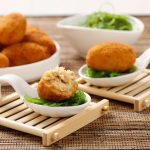 Croquetas de atún encebollado con ensalada de algas