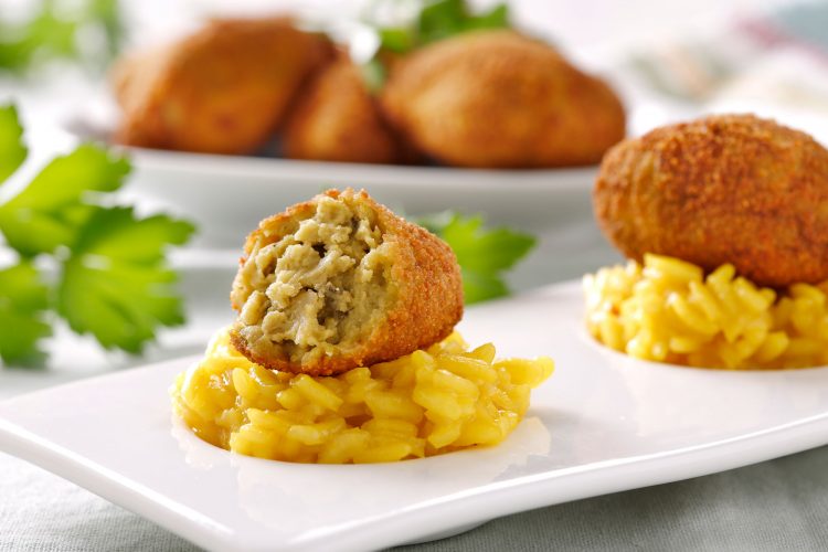 Risotto al azafrán con croquetas de ortiguillas