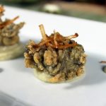 Ortiguillas fritas sobre crema de alcachofas