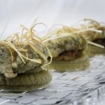Ortiguillas fritas sobre crema de alcachofas